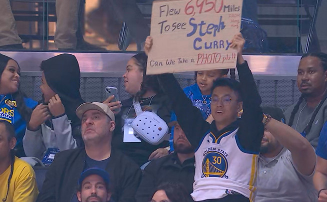 ▲哈哈哈哈，你飞这么远过来，库里也没上场，只想合个影就行