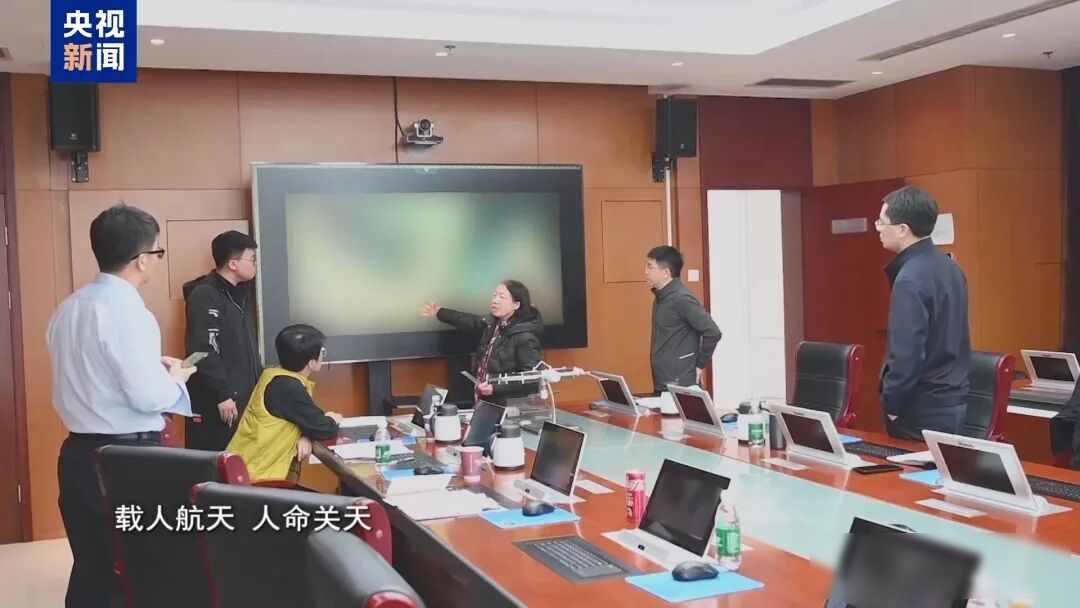 神舟二十号裂窗，不返航反更安全，背后是五年没停的备份功夫航天员在空间站用显微