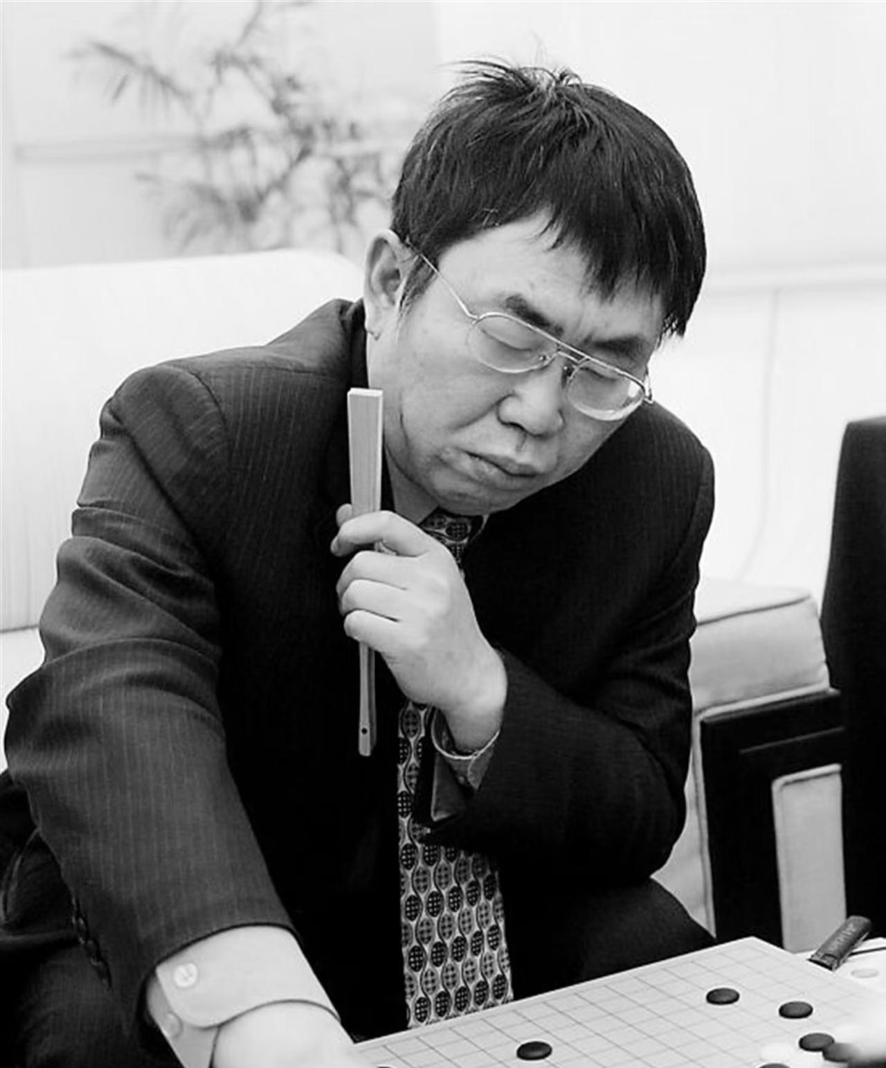 我天，看到聂卫平这段故事，我后背的汗都下来了。跟最高领导打桥牌，领导看他一眼，随