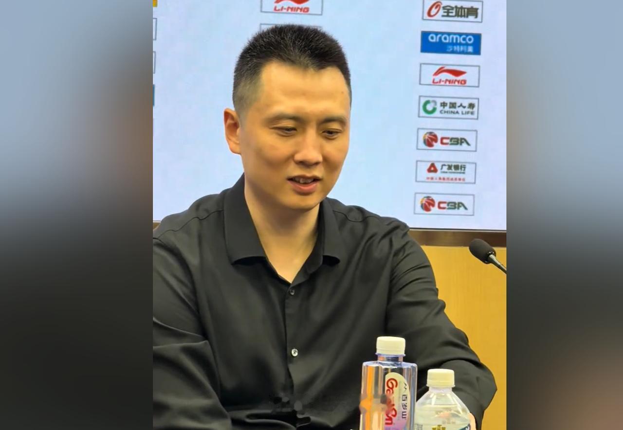 卢伟快人一步据上海体育媒体人透露，上海男篮和NBA榜眼拉塞尔接触，如果顺利的