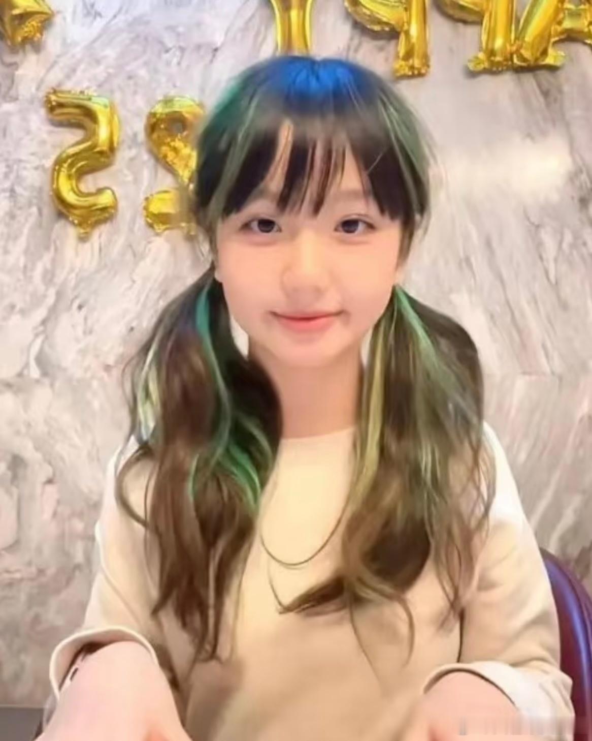 洪欣张丹峰的女儿都这么大了11岁就能尝试挑染，这教育好开明！不纠结“小孩该有的