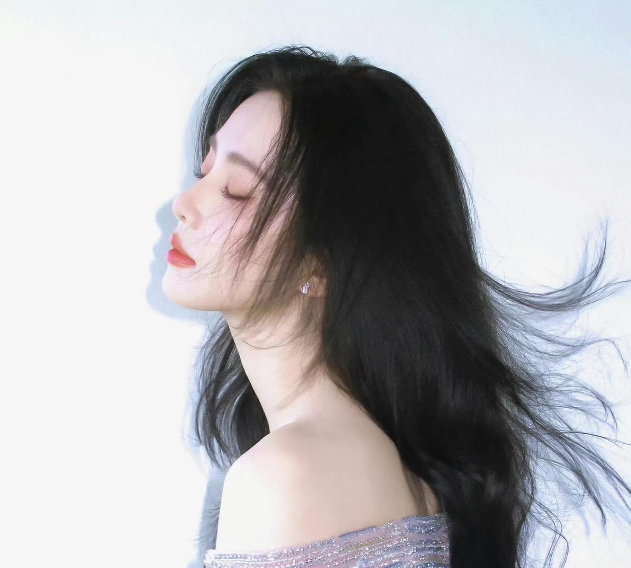 刘诗诗“海藻一般的长发”就是她个人魅力的重要标志之一。