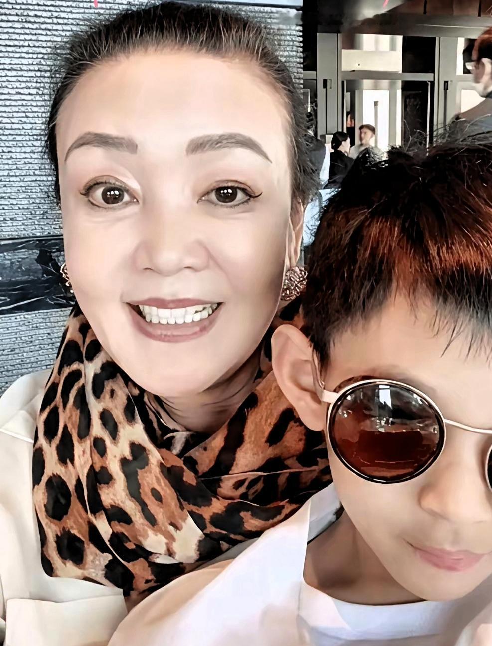 直播间的意外，小箖箖的童言守护张兰在直播，事情不太顺，遇上黑粉了，评论区乌烟瘴