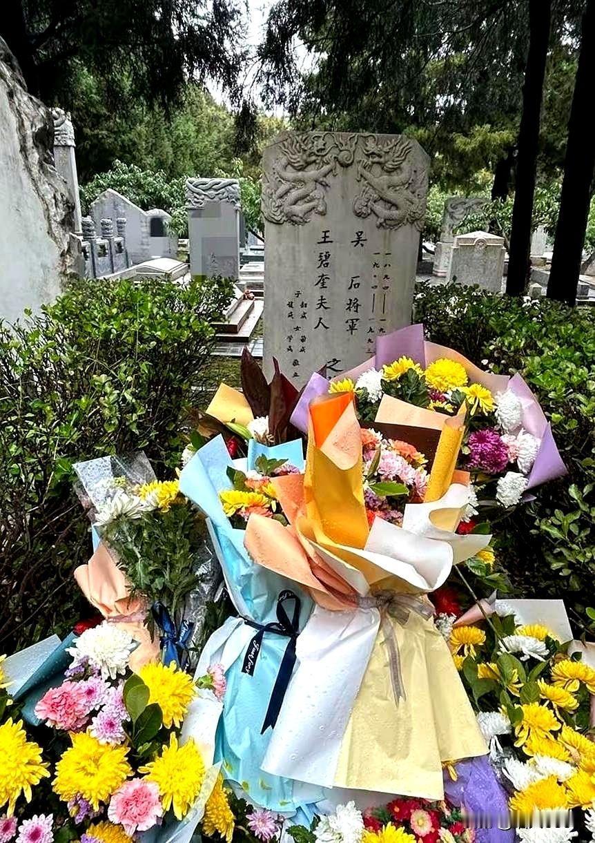 近日，《沉默的荣耀》热播后，人们纷纷赶到，北京香山福田公墓，去祭奠吴石将军。北