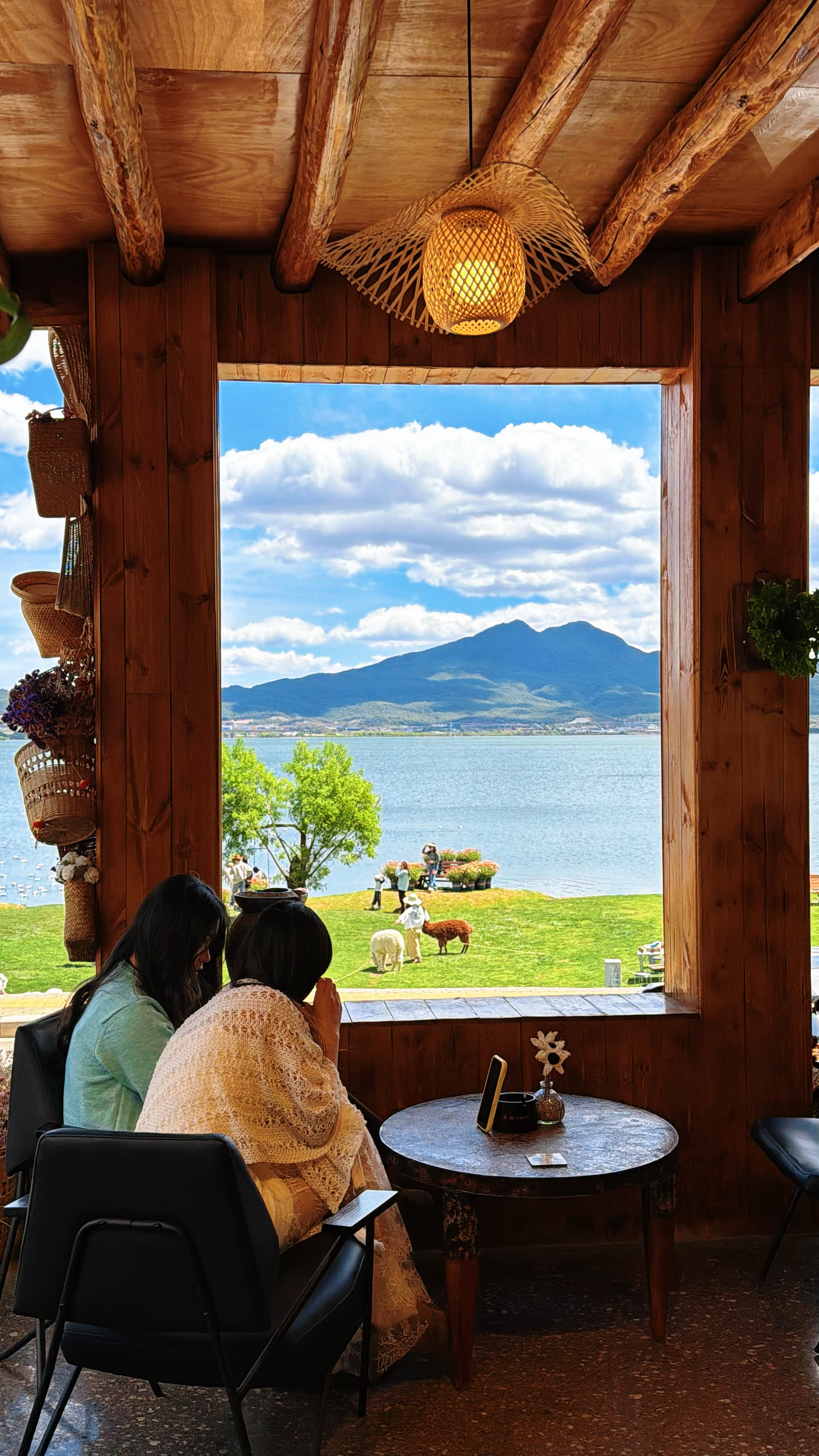 春天的拉市海，藏着最舒服的丽江打开方式🌿桃红梨白开满村落田野间，青草冒芽、湖水