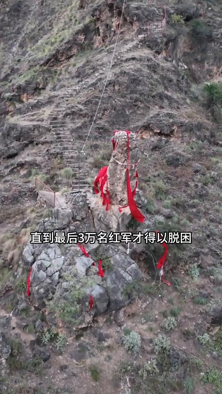 接下来你将看到的是全中国唯一的一块英雄石，就这一块石头救了我国3万名红军战士，它