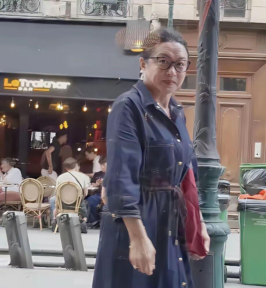 金星在巴黎，略显男子气概网友在巴黎街道上偶遇金星并拍下街拍。很多人都说金星女士打