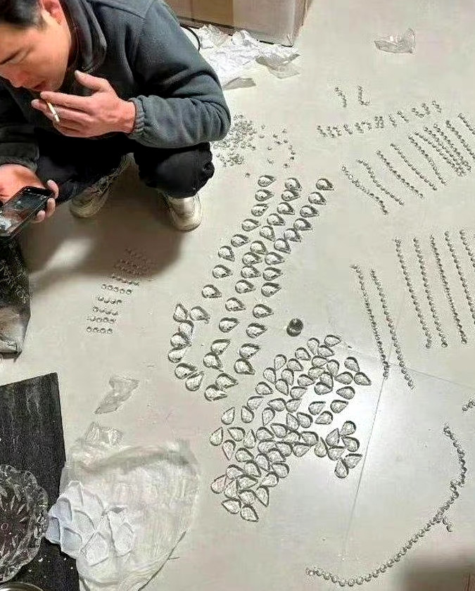 师傅抽了半包烟研究这个水晶吊灯怎么装​