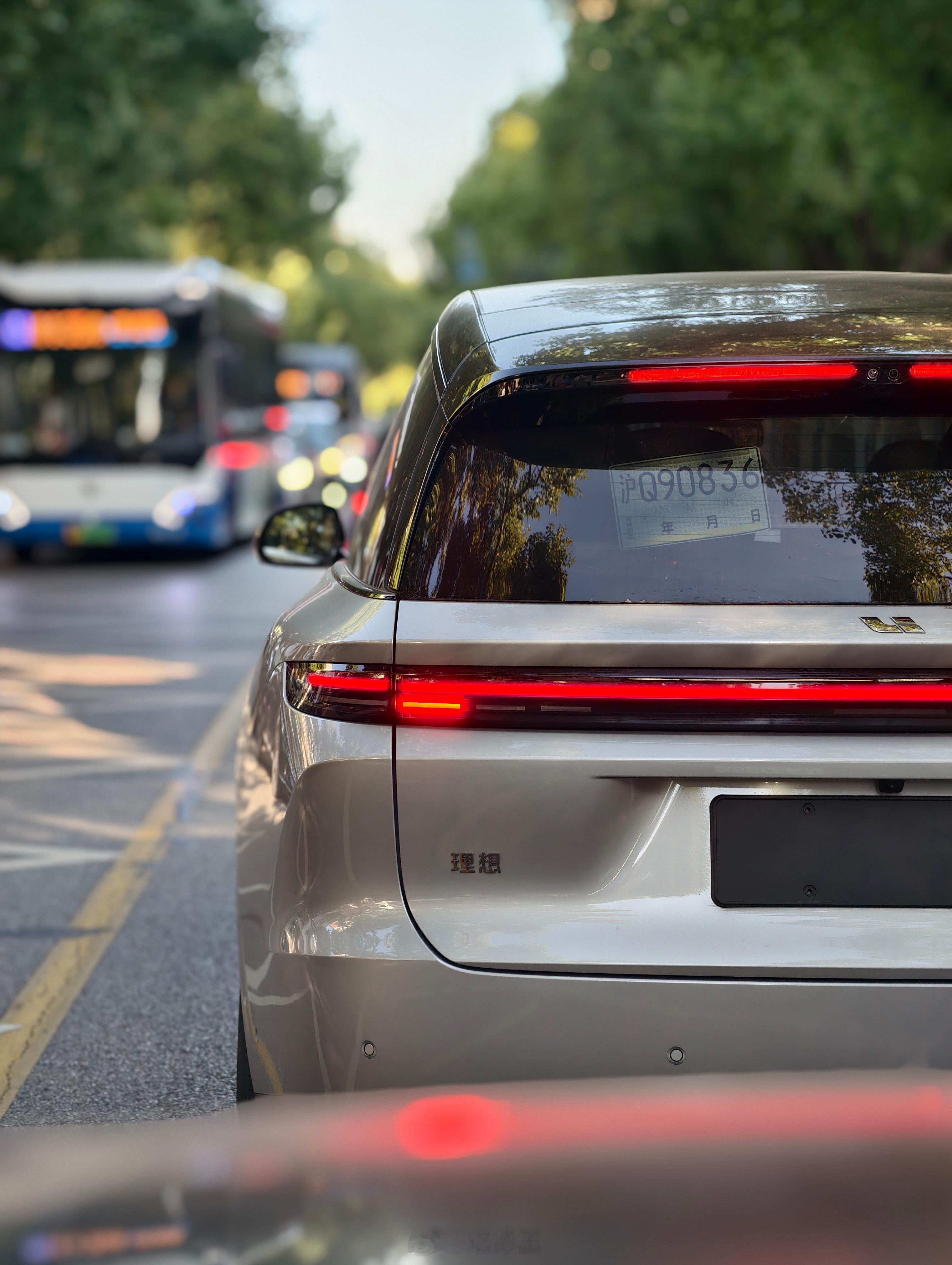 i8现在在上海的能见度越来越高了,每天都能见到几台,甚至都能两台同框了,我们小区