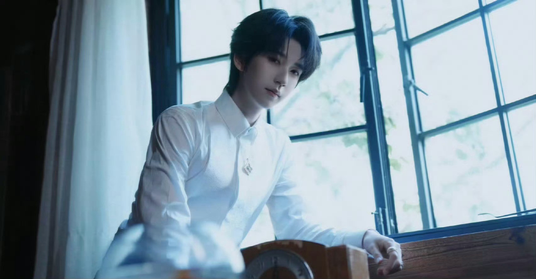 贺峻霖×全新营业造型大片简单白衬衫搭配Buccellati珠宝，干净帅气