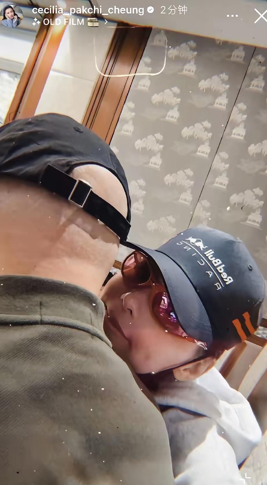 那顶帽子下的脸，不是他父亲。2025年跨年夜的视频里，张柏芝侧身对一个戴帽子的老