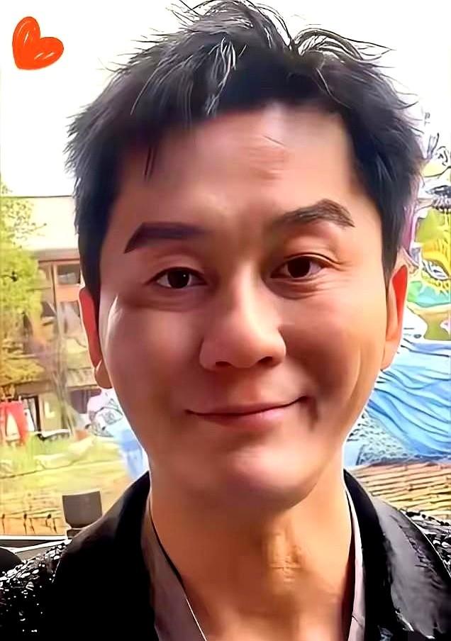 45岁李晨被狗仔拍到一个人吃拉面,桌上两副碗筷,对面没人。网友说他“大难临头