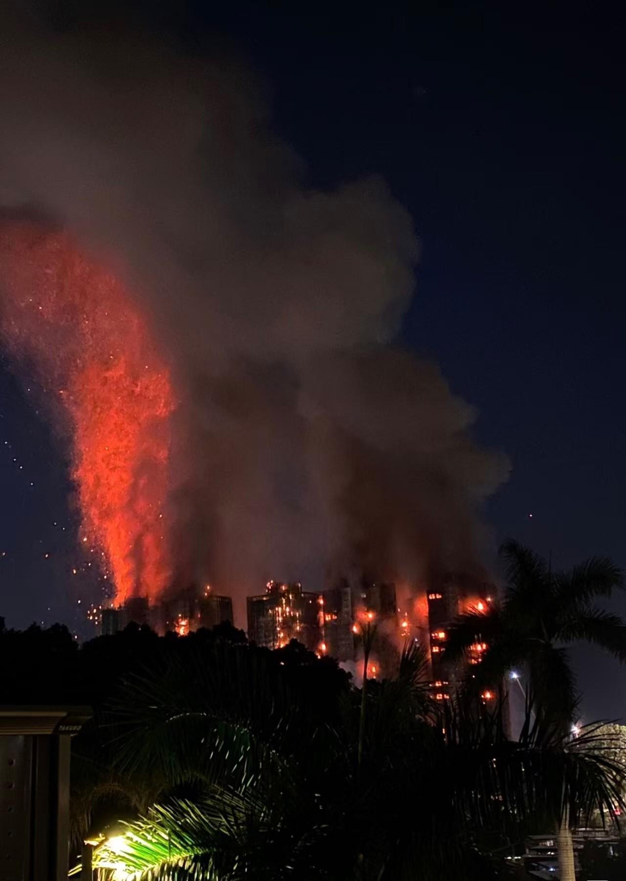 干燥、大风、竹子架子、不阻燃的纱网、高密度的楼间距，所有因素加一起，造成香港宏福