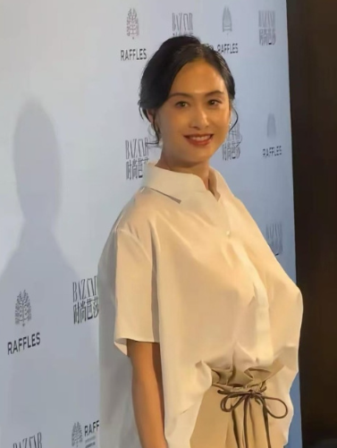 朱茵参加活动照，依旧美的光彩照人