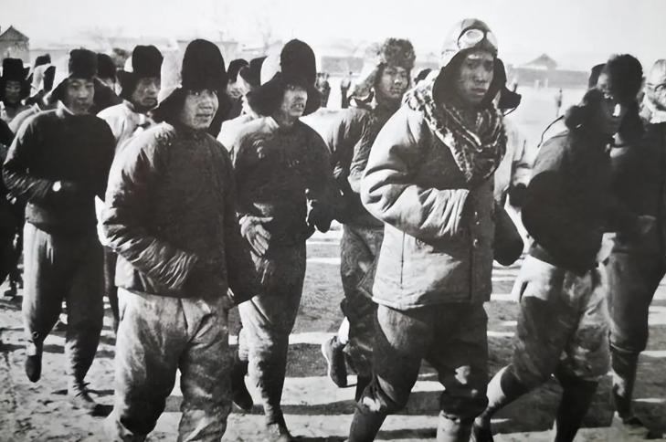 1950年，剿匪途中，一名解放军战士不幸被俘，土匪头子见他年轻，想收编他，他宁死