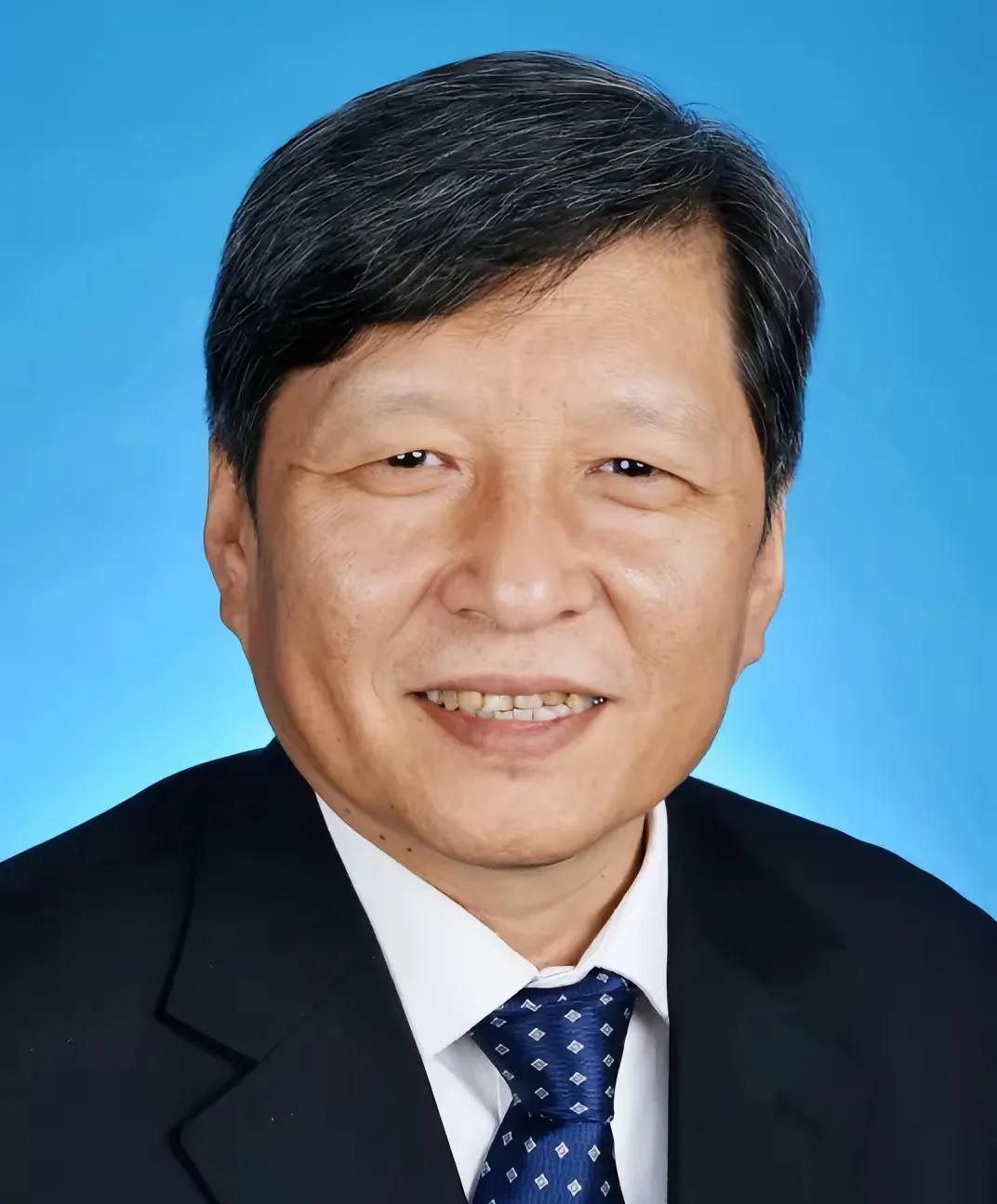 王树国退休后去福耀大学当校长，这真的很令人钦佩。他在教育领域继续发挥着自己的影响