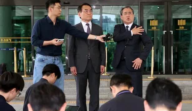 7日韩国前总统尹锡悦律师团就特检团队强行执行逮捕令一事提出强烈抗议，称将追究其法