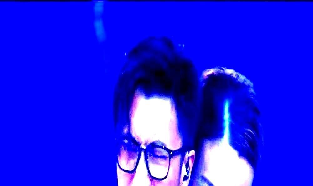 容祖儿冲王菲喊了声“嫂子”，现场空气凝固了。王菲慢悠悠用粤语回怼：“煮鹅，