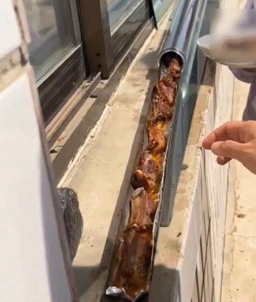 2026年4月河北保定，一男子用闲置太阳能管烤肉，因在阳光下管内温度可达200至