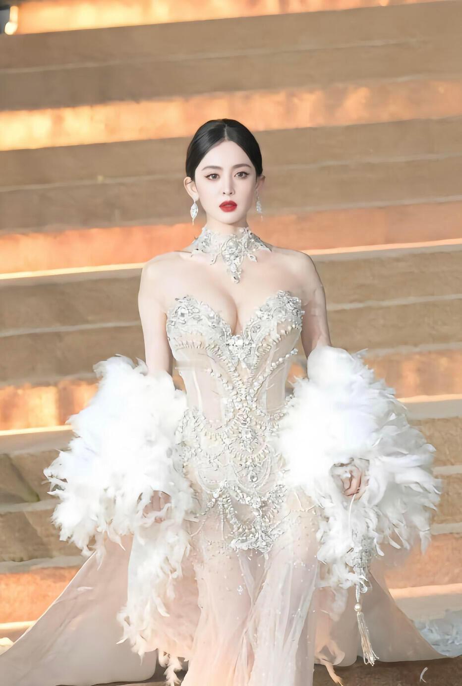 我还是无法忘记早期有点肉肉的娜扎对我的视觉冲击力….