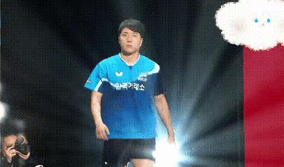 WTT香港总决赛混双出场方式创新了，两位队员分别从两边面对面走到中间，再一起朝前