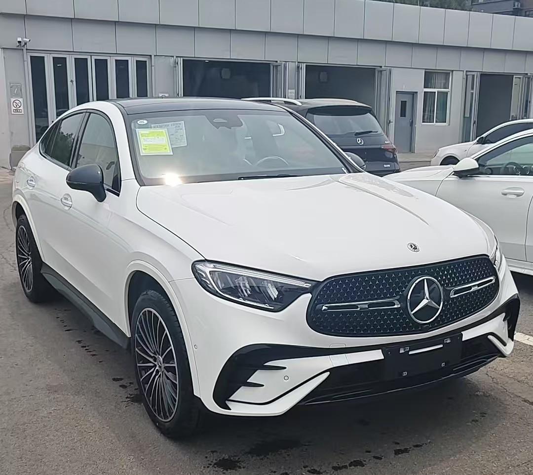 GLC轿跑其实是同级别里比较帅的轿跑型SUV了，外观优雅运动，尾部采用的是这种小