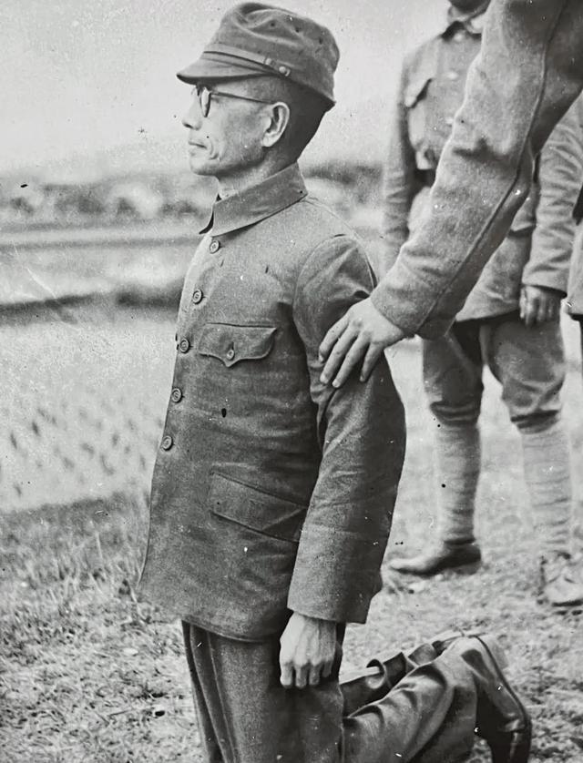 1947年，一个日军中将被执行枪决。然而，连中三枪他都没死。突然，监刑军官对开枪