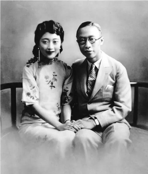 1934年，伪满皇宫里，溥仪在楼道撞见了侍卫李体玉。他慌张地提着裤子，嘴唇还沾着