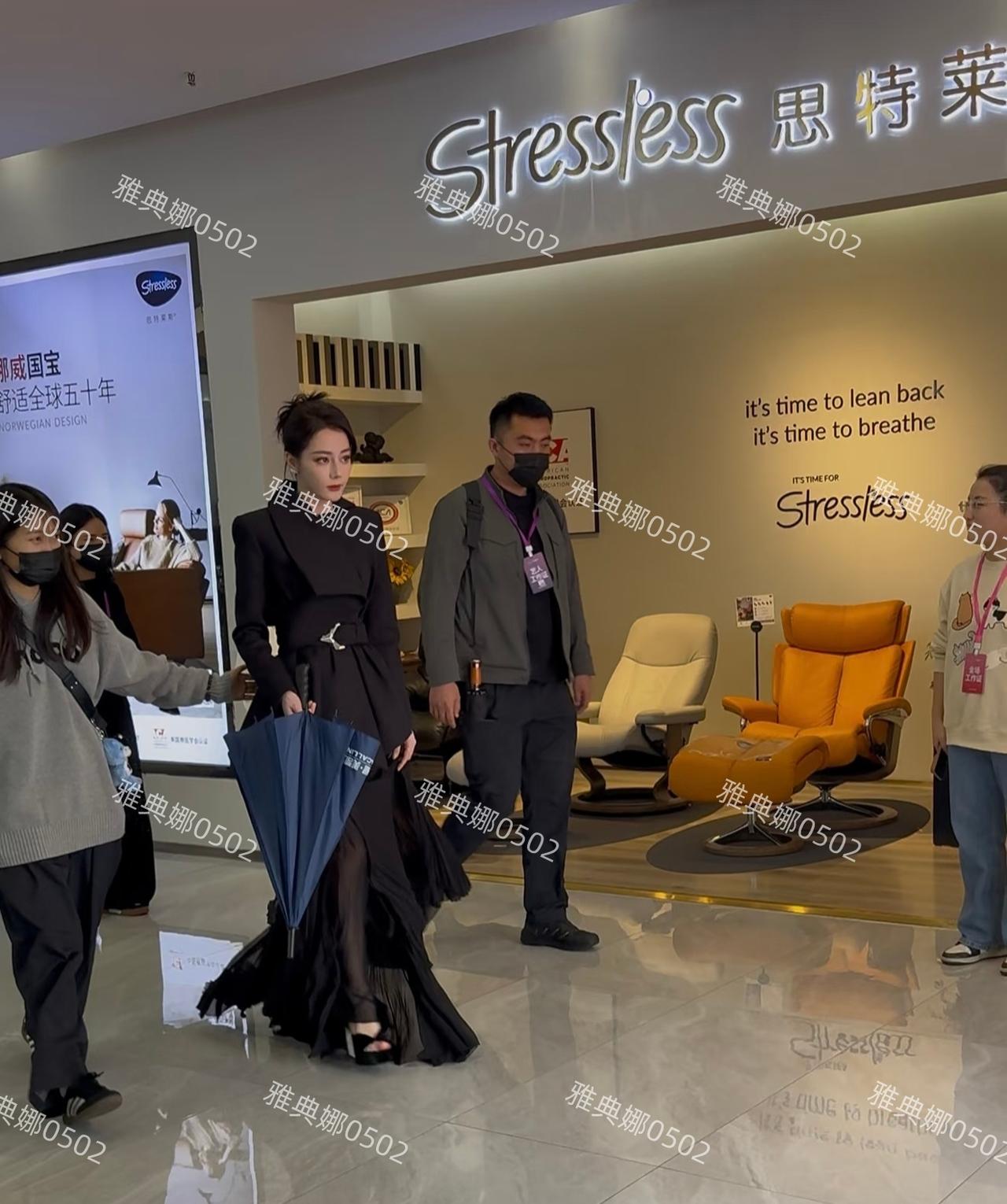 迪丽热巴从身边走过啥感觉？真是让人无法直视的美貌，太漂亮了!热巴的身高本来就