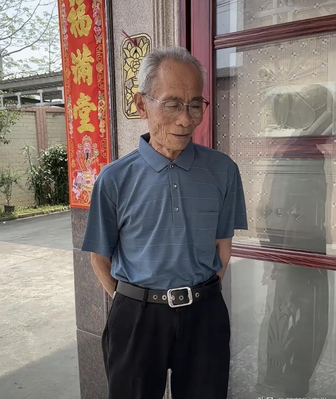 我爸今年七十，退休十年，可比上班那会还准时。五点睁眼，煮粥、浇菜、擦地、给孙子鞋