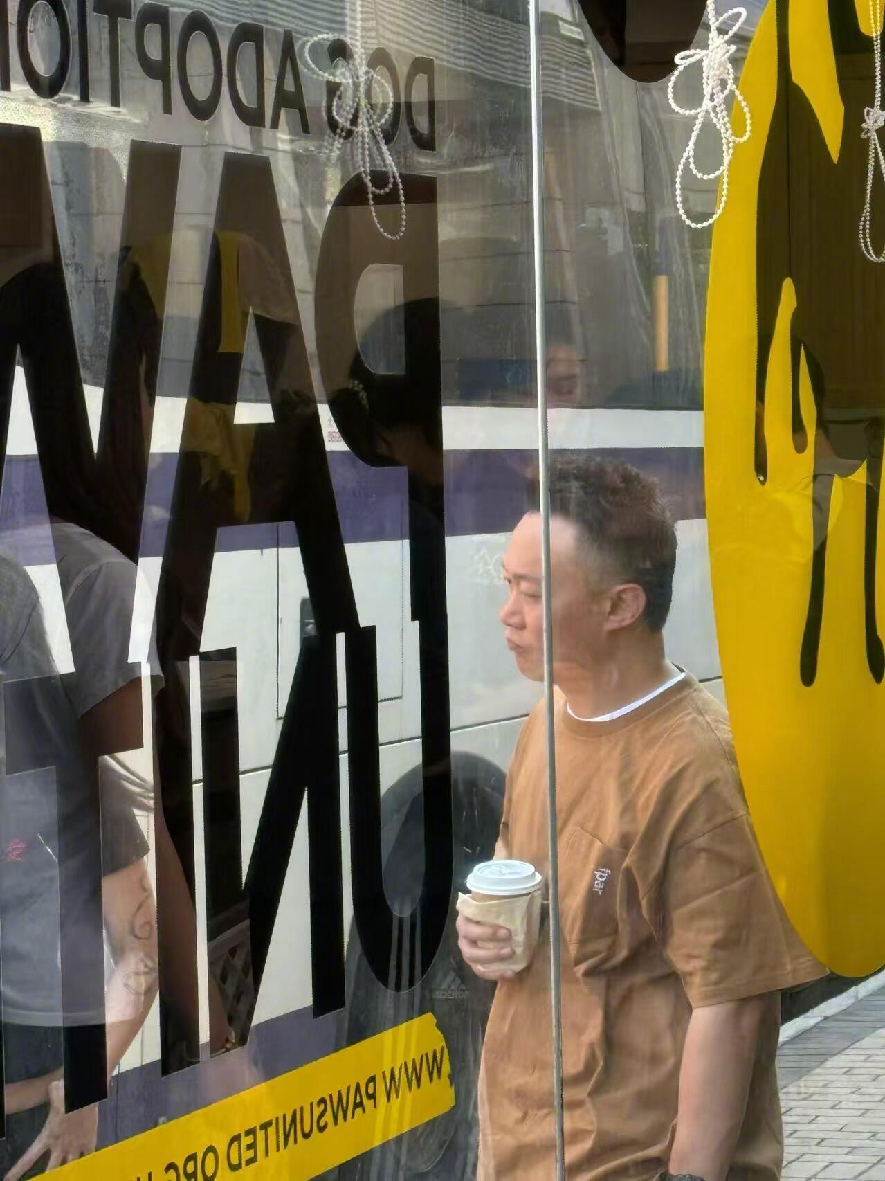 陈奕迅怎么成这样了有网友街头偶遇陈奕迅，发现他把留了好多年的卷发剪短了，我还以