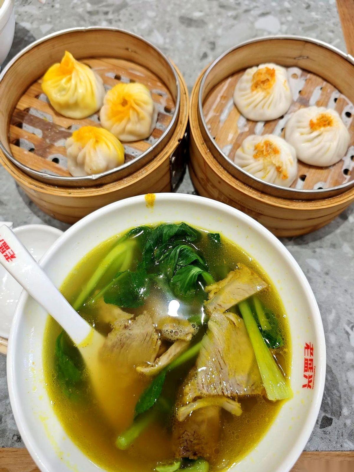 一顿早饭，33块钱，就我一个人。我点了一笼蟹黄汤包，一笼虾仁的，再加一碗牛肉粉