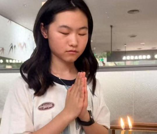 岳云鹏女儿、岳麓一庆15岁生日，在饭店大厅内闭眼许愿，大脸盘随爸爸，穿着中性很普