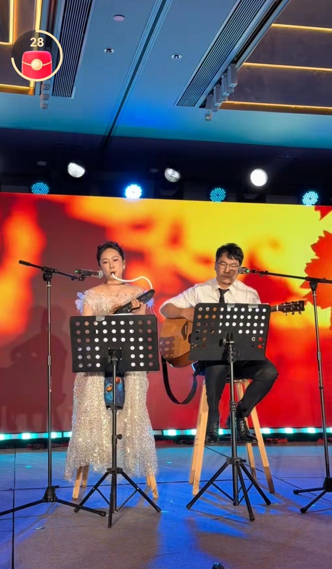 12月19日，东方甄选年会举行，年会上主播们展现了自己的才艺，热热闹闹的度过了一