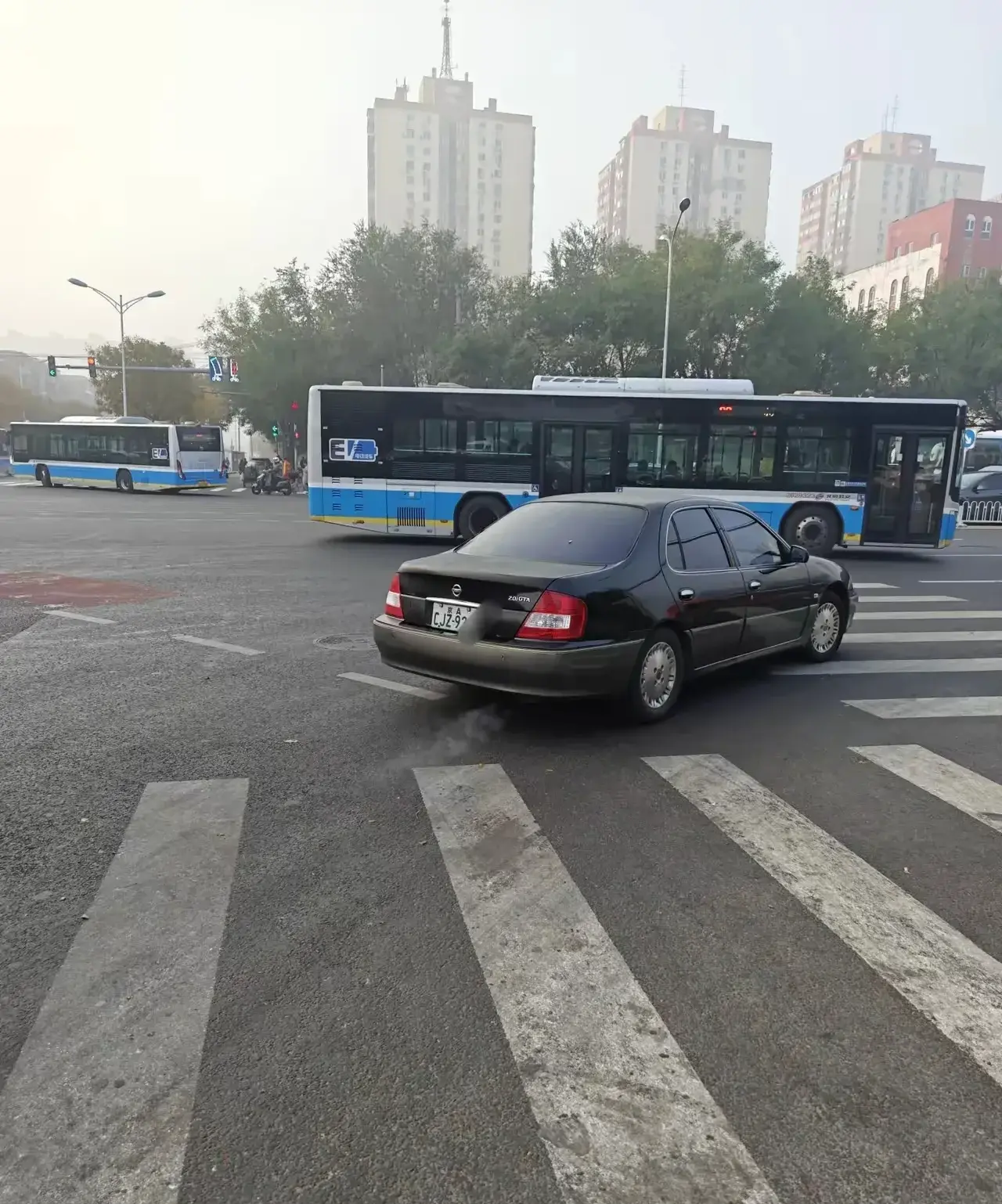 这车牌很少见吧！稀有程度堪比见到劳斯莱斯！