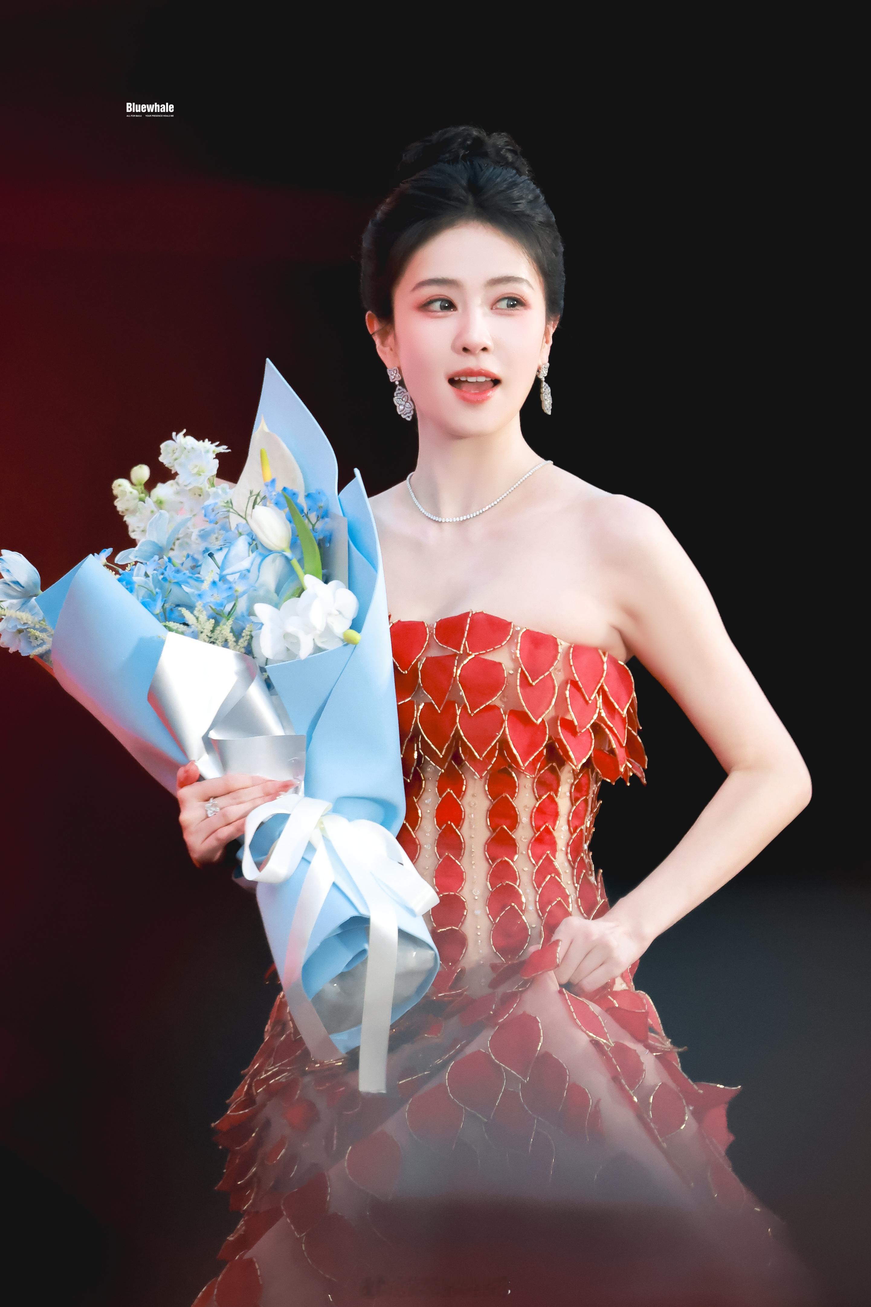 白鹿高盘发丸子头时尚芭莎红毯造型生图路透，🍍状态好好看呀！🤩白鹿身上好多