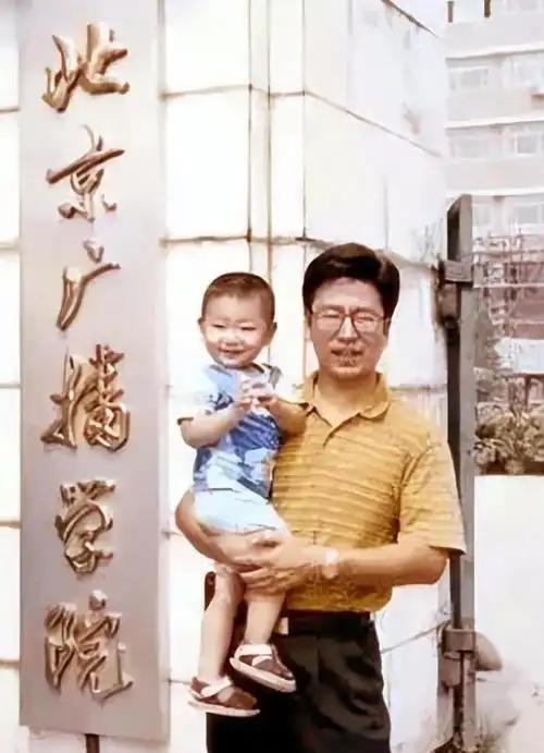 白岩松的独生子白清扬，高三因成绩优秀，被保送到了英国伦敦国王学院，本以为他会选个