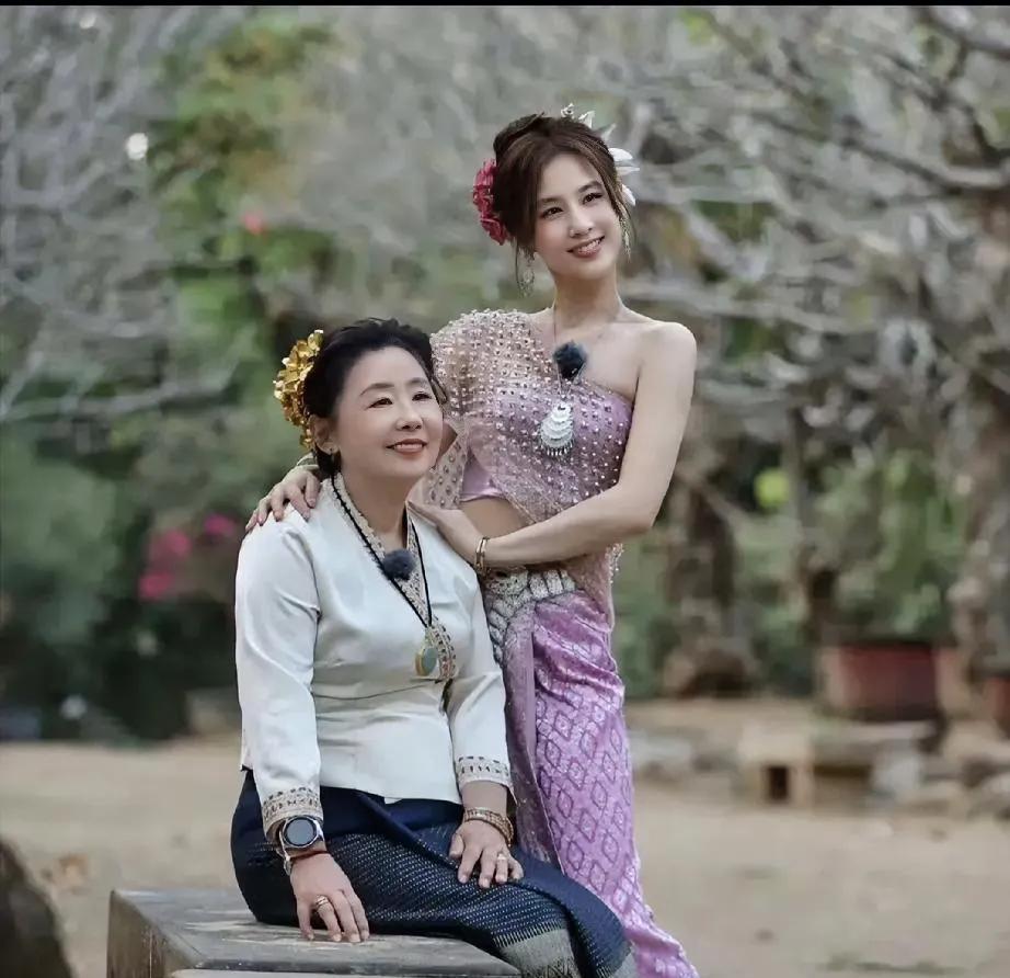 大家有没有这种感觉？黄圣依离婚后状态越来越好，因为她妈妈做对了这这2件事：第1