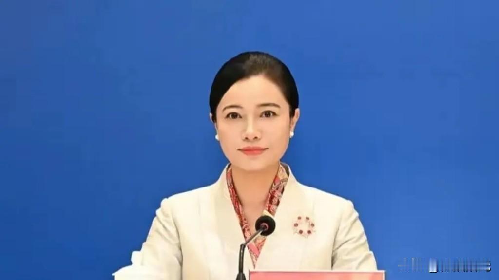 湖南怀化市迎来一个美女市长…韦朝晖，女，壮族，1972年8月生，现年53岁，