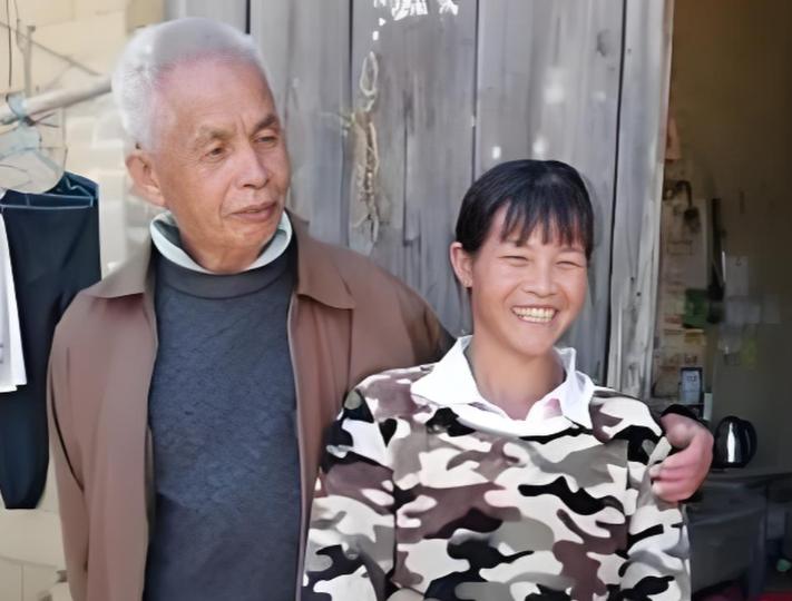 广西第一猛男！1994年，49岁梁二将19岁女工友带回村，随后两人开始疯