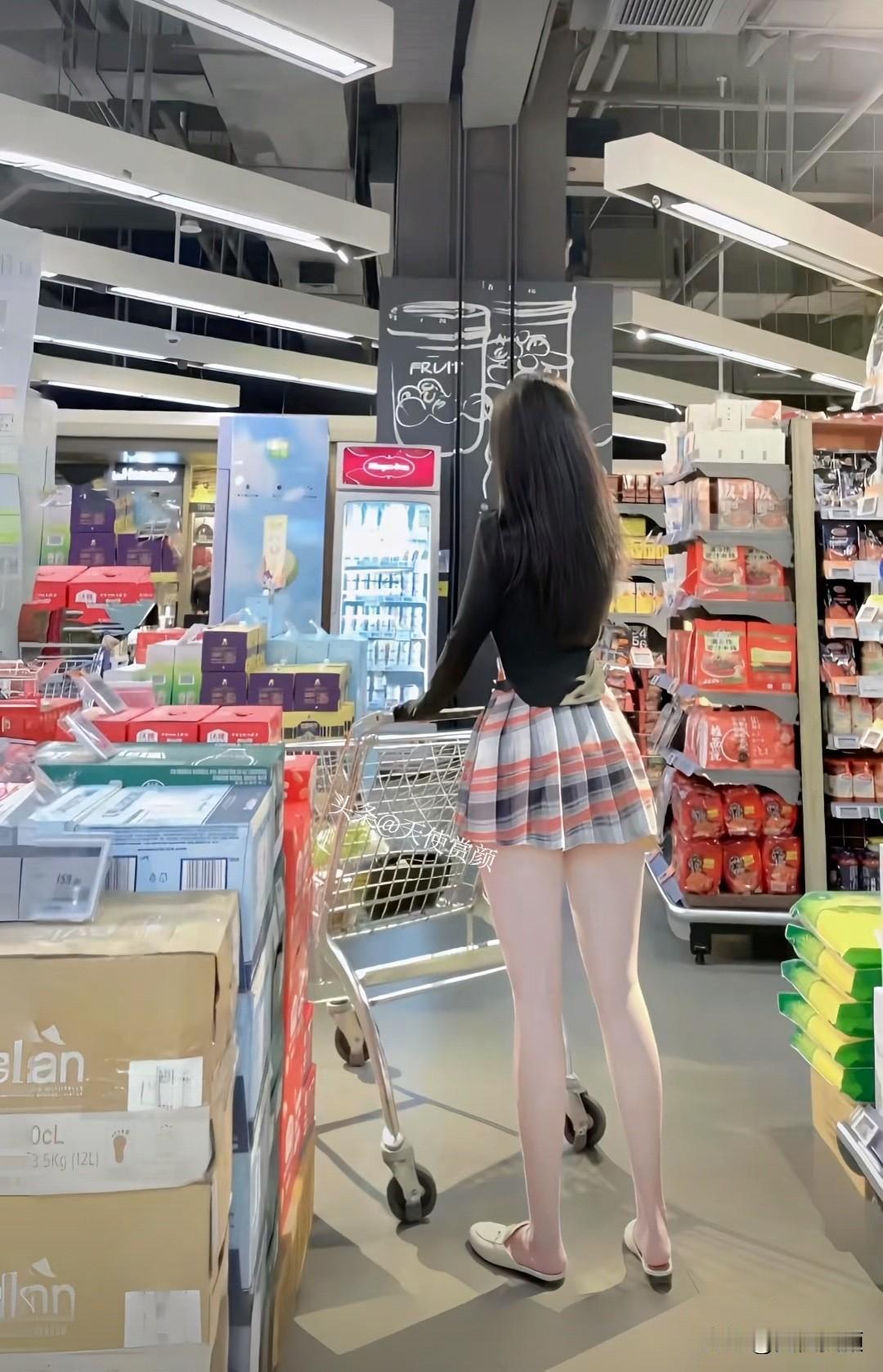 冷白皮女生真的是太美了，那是一种让人一眼沦陷的灵动美。冷白皮水嫩透亮，仿佛自带打