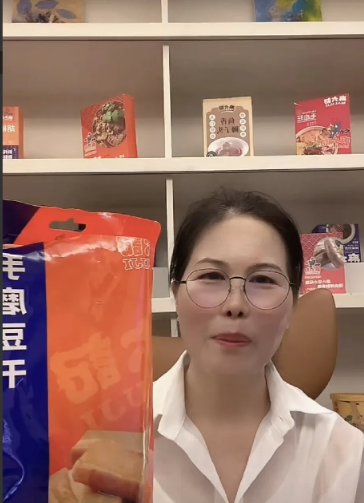 有黑粉看到小杨阿姨又开播了，就说她打着大S保姆的旗号出道了！小杨阿姨说，她一直播