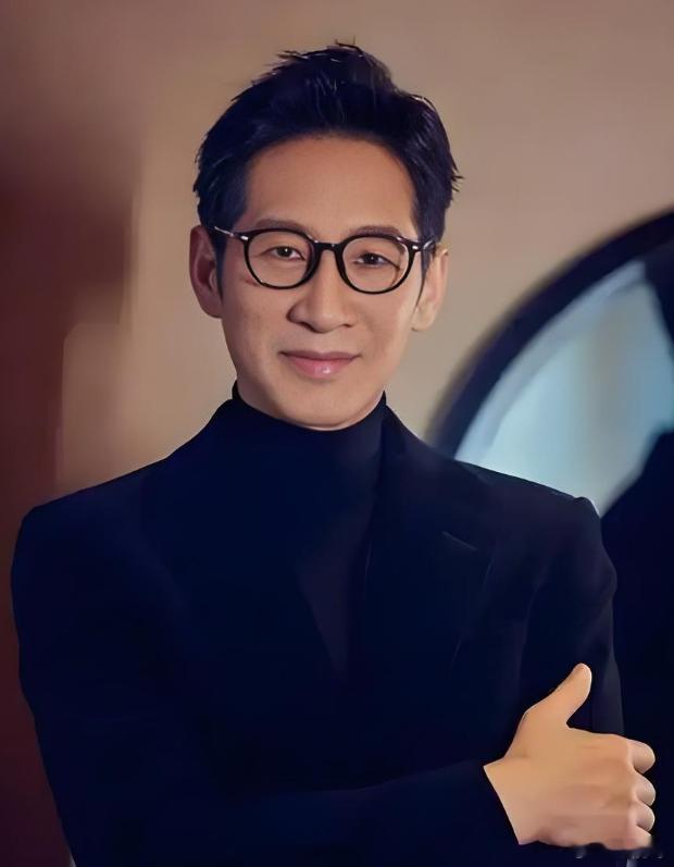 电视剧《阵地》最出彩的，不是饰演男主的冯绍峰，也不是饰演女主的徐璐，而是