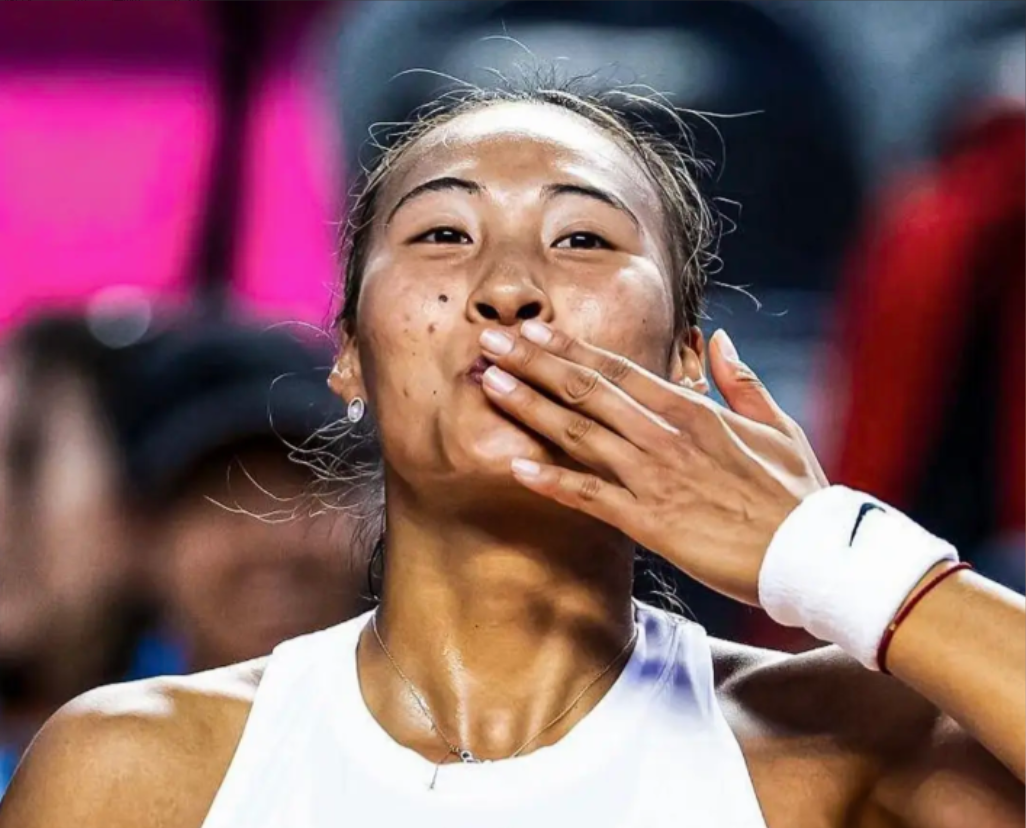郑钦文赢麻了！打败萨巴伦卡后，会给郑钦文带来4个回报。1、390个WTA
