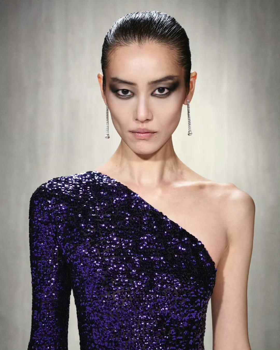 看刘雯38岁还活跃在T台一方面挺佩服她的，一方面也有个疑问，这姐究竟啥时候结婚