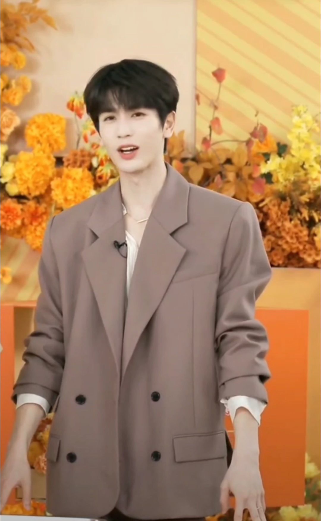 张凌赫 女孩一定得吃碳水 谁被张凌赫三十秒煮面视频戳中！好香的面配超漂亮的手，不