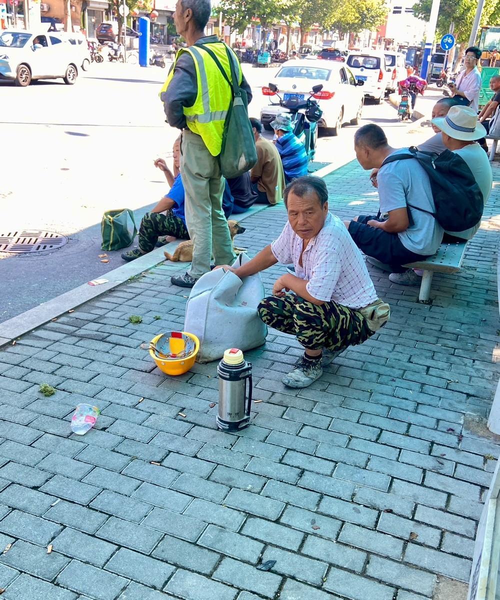 今天是9月1号，这是山东黄岛区的劳务市场的场景，从5点多都来这到这里，现在已经八