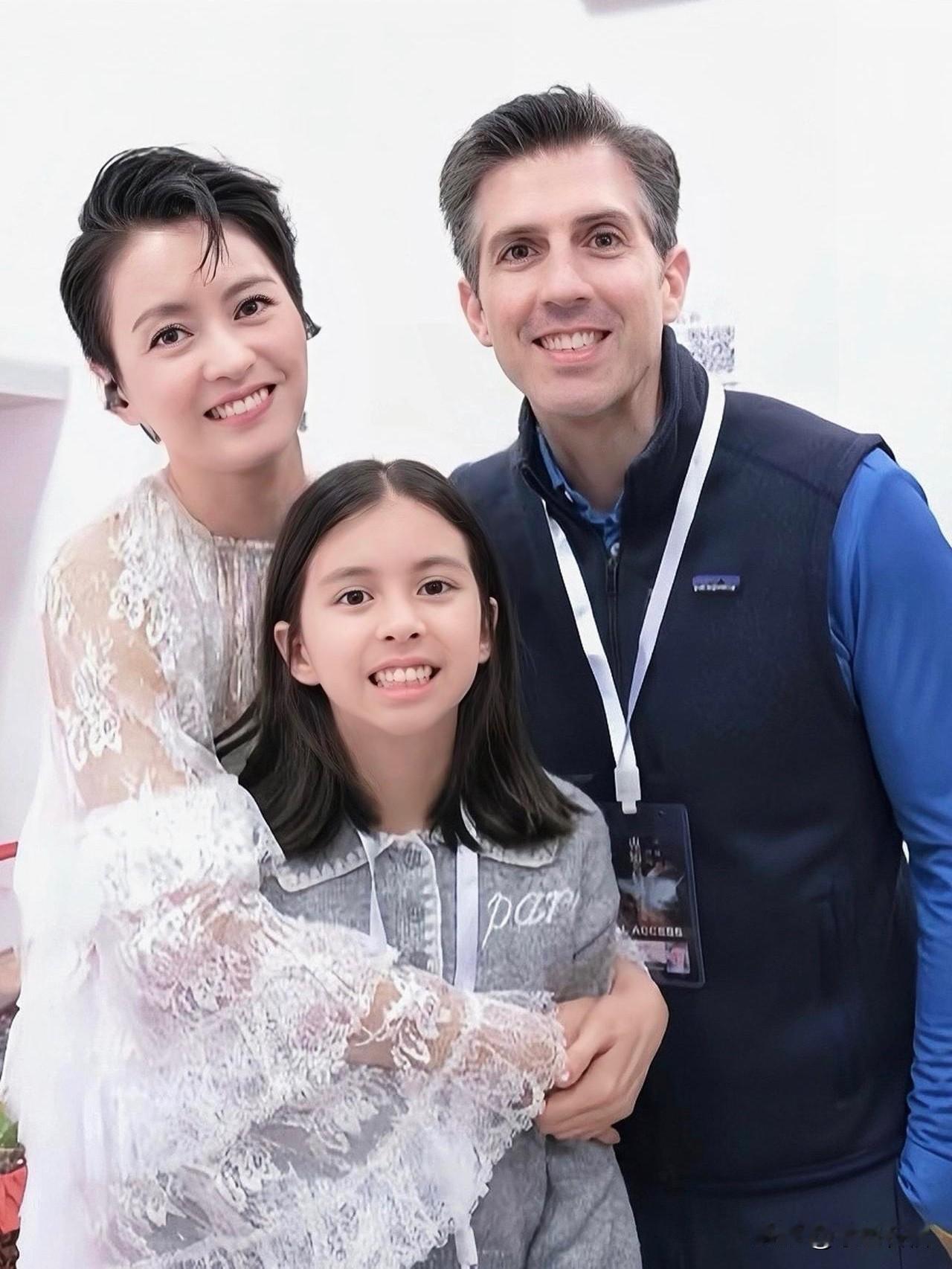 香港明星梁咏琪一家的合照曝光。1976年出生的梁咏琪已然50岁，可她的保养实在太