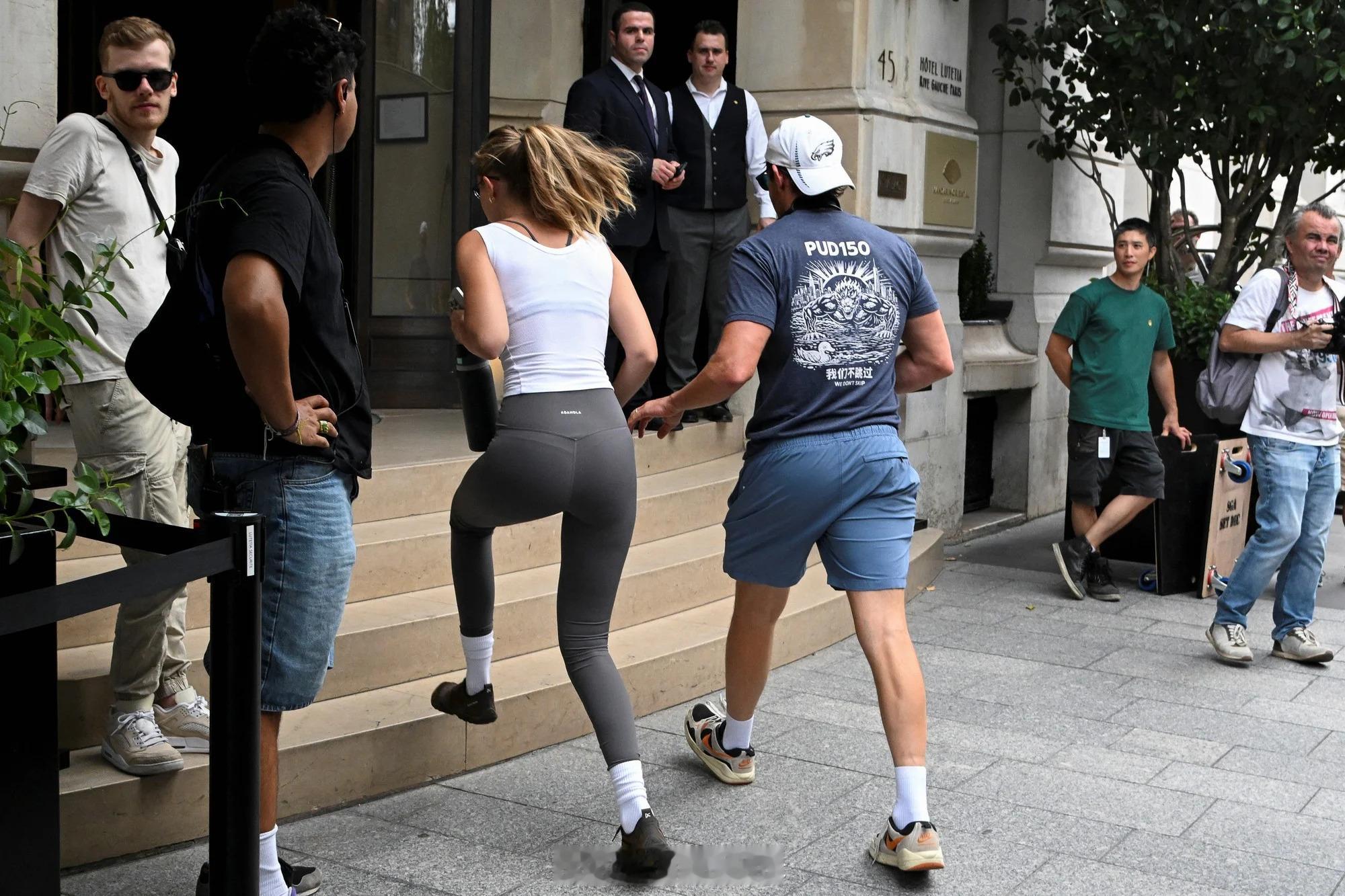 GigiHadid与BradleyCooper8.3现身巴黎,两人左手