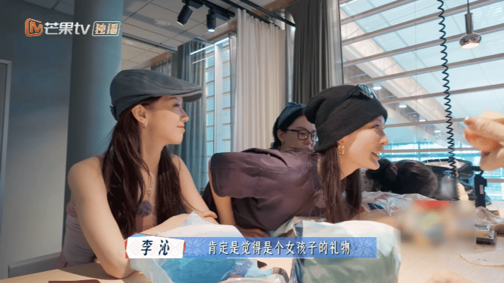 龚俊收到了女士香水龚俊这手气也太绝了！盲抽环节直接喜提马思纯准备的女士香水～